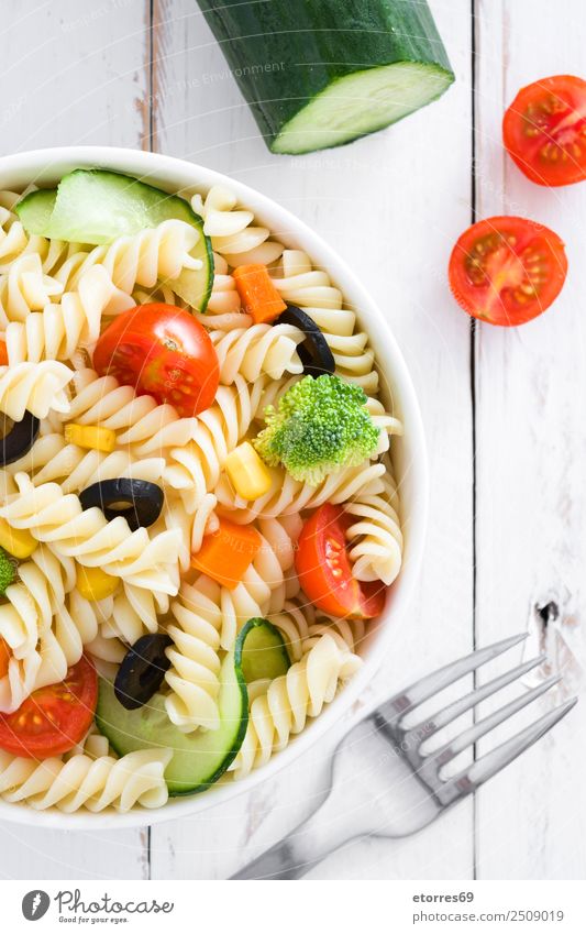 Nudelsalat Lebensmittel Gemüse Salat Salatbeilage Teigwaren Backwaren Ernährung Vegetarische Ernährung Schalen & Schüsseln Sommer frisch Gesundheit gut grün rot