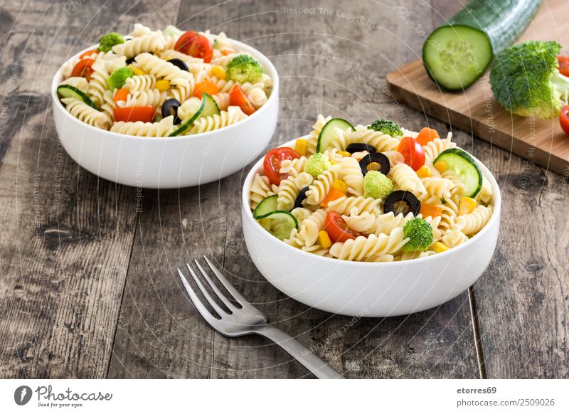 Nudelsalat mit Gemüse in Schüssel Lebensmittel Salat Salatbeilage Teigwaren Backwaren Ernährung Abendessen Bioprodukte Vegetarische Ernährung Diät Holz