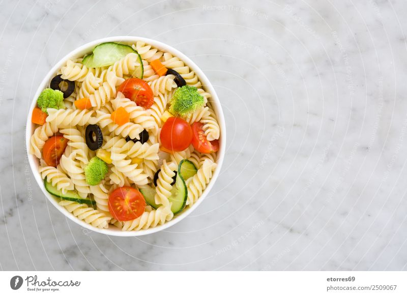 Nudelsalat Lebensmittel Gemüse Salat Salatbeilage Teigwaren Backwaren Ernährung Schalen & Schüsseln Gesundheit Sommer frisch gut grün rot Spätzle Tomate