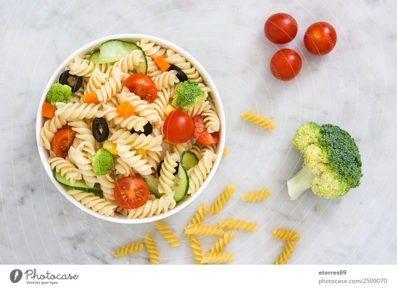 Nudelsalat auf weißem Marmor Lebensmittel Gesunde Ernährung Foodfotografie Speise Gemüse Salat Kopfsalat Salatbeilage Teigwaren Backwaren Vegetarische Ernährung