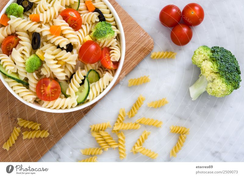 Nudelsalat und Zutaten Lebensmittel Gemüse Salat Salatbeilage Teigwaren Backwaren Ernährung Vegetarische Ernährung Sommer frisch Gesundheit grün rot Spätzle