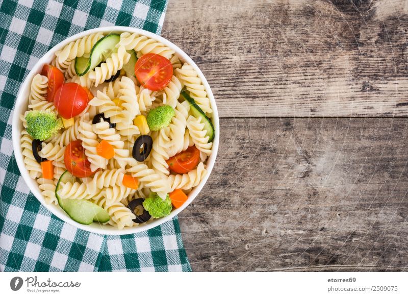 Nudelsalat mit Gemüse in Schüssel auf Holz Lebensmittel Salat Salatbeilage Teigwaren Backwaren Ernährung Mittagessen Bioprodukte Vegetarische Ernährung Diät