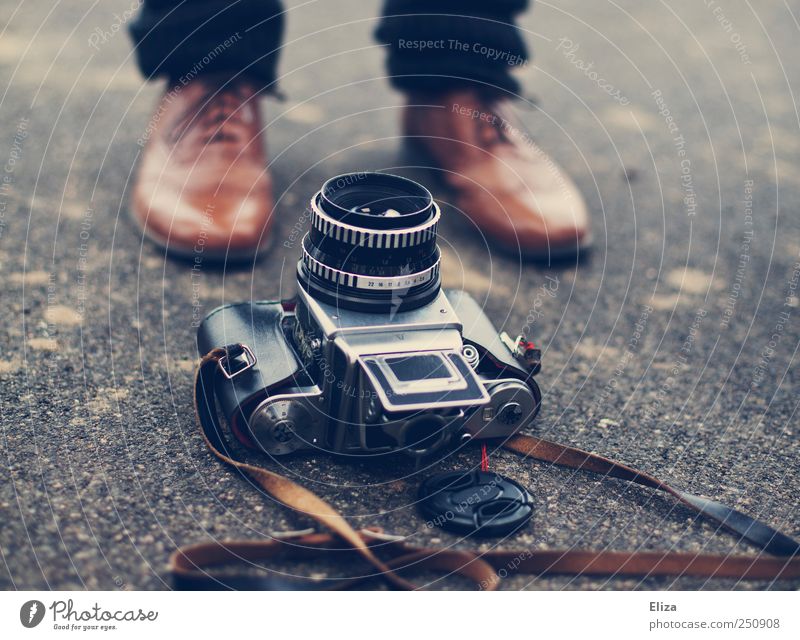 Fokus Leder Schuhe Schnürschuhe ästhetisch Fotokamera Bodenbelag Mensch liegen rumliegen alt altehrwürdig Gedeckte Farben Schwache Tiefenschärfe