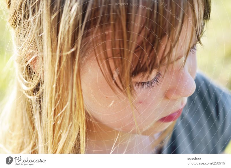 noch ein hexle foto .. Kind Mädchen Kindheit Haut Kopf Haare & Frisuren Gesicht Auge Nase Mund Lippen 1 Mensch 3-8 Jahre schön wild nachdenklich Außenaufnahme