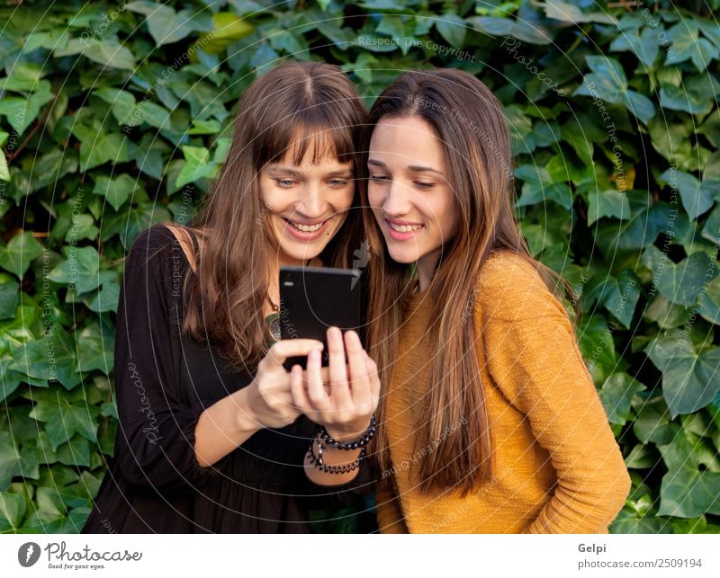 Nette Schwestern mit blauen Augen Lifestyle Freude Glück schön Leben Spielen Telefon Handy PDA Technik & Technologie Internet Frau Erwachsene Freundschaft