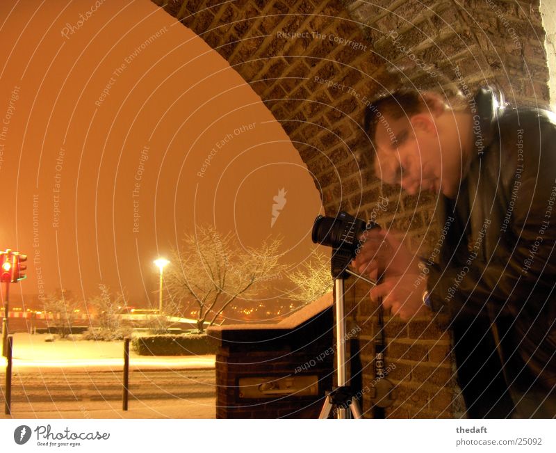 Headbang Licht Stativ Mitarbeiter Fotokamera Mann Freude Langzeitbelichtung verwackeln dreifuß Mensch Schnee