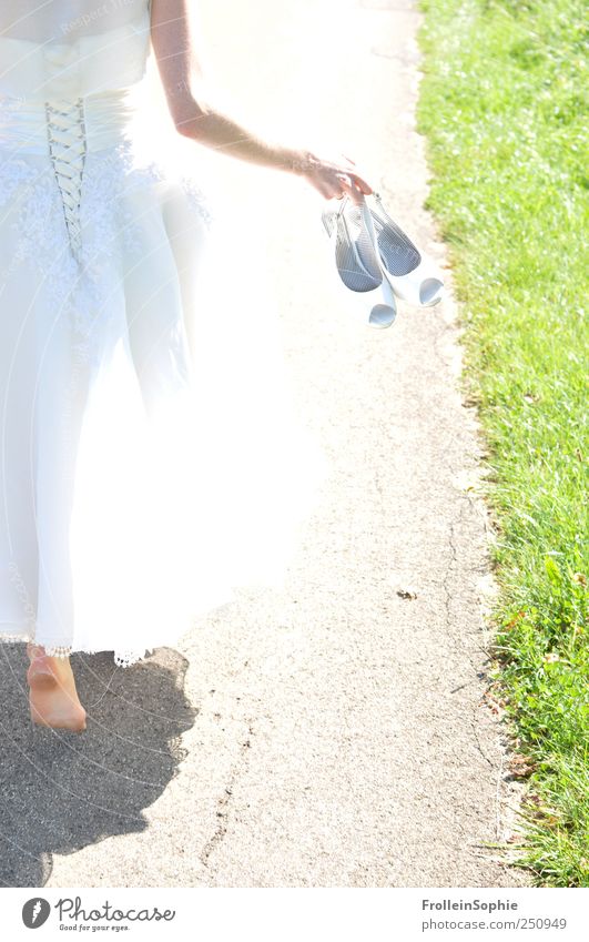 barfuß heiraten Hochzeit Mensch feminin Frau Erwachsene Hand Fuß 1 18-30 Jahre Jugendliche Kleid Brautkleid Schuhe Damenschuhe Hochzeitsschuhe festhalten laufen