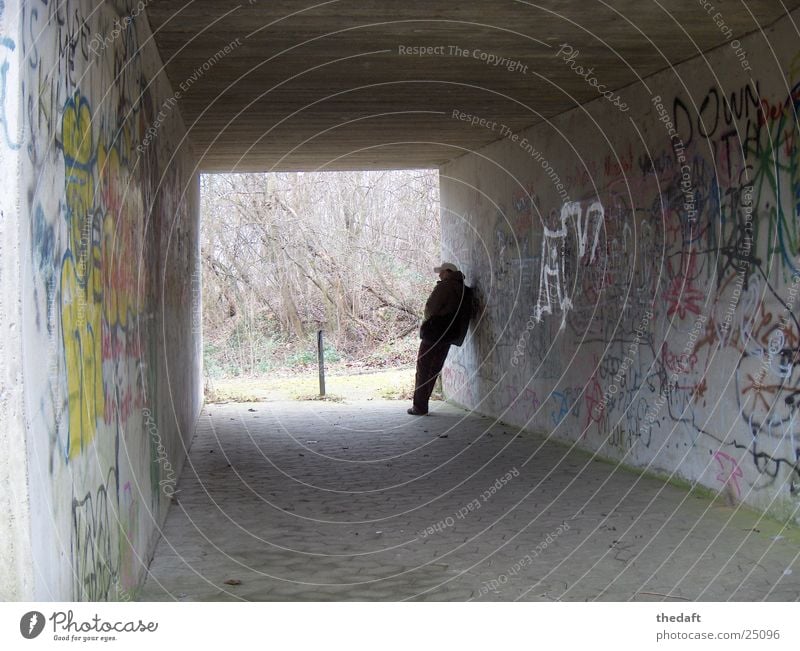 Wartend Einsamkeit Licht Mann Tunnel Fußgängerunterführung Unterführung Mensch Schatten grafitti