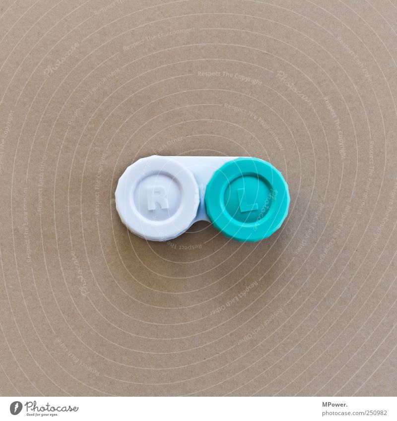 O_O Gesundheitswesen braun weiß Schachtel Kontaktlinse rechts links verdreht falsch fehlerhaft rund Kunststoff Farbfoto Nahaufnahme Menschenleer