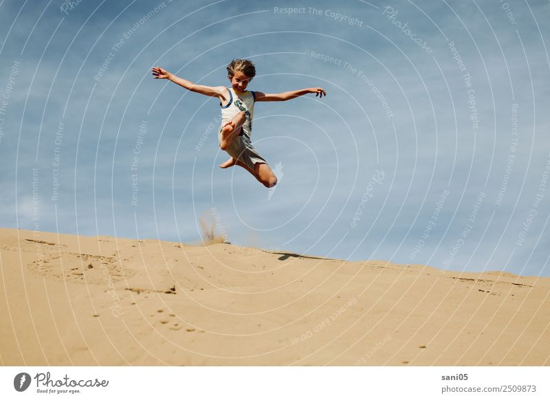 Superjump Lifestyle sportlich Ferien & Urlaub & Reisen Abenteuer Sommer Junge Körper 1 Mensch 8-13 Jahre Kind Kindheit Klima Wüste Sand springen Unendlichkeit