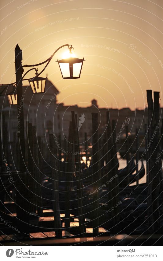 Venetian Sun. Kunst ästhetisch Venedig Veneto Italien Italienisch Tourismus Anlegestelle Hafen Promenade Laterne Romantik Grossstadtromantik Sehenswürdigkeit