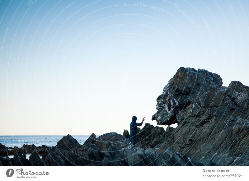 Einseitige Konversation Lifestyle Ausflug Abenteuer Mensch maskulin 1 Skulptur Natur Landschaft Wasser Felsen Küste Riff Zeichen alt sprechen Kommunizieren