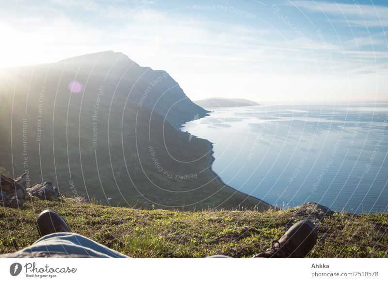 Träumen über dem Polarmeer Fuß Landschaft Sonne Berge u. Gebirge Fjord Meer Norwegen Wanderschuhe Erholung träumen authentisch Unendlichkeit natürlich Stimmung