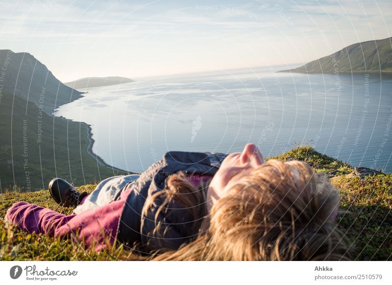 Mitternachtssonnenbad am Fjord harmonisch Wohlgefühl Zufriedenheit Sinnesorgane Erholung ruhig Ferien & Urlaub & Reisen Junge Frau Jugendliche Meer Polarmeer