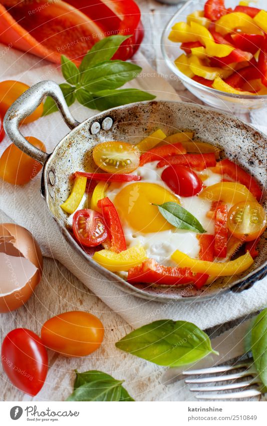 Ei mit Paprika und Tomaten - ein lizenzfreies Stock Foto von Photocase