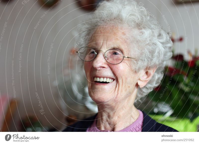 Der 98. Geburtstag Mensch Weiblicher Senior Frau Großmutter Kopf Gesicht 1 60 und älter alt Fröhlichkeit Lebensfreude Freude lachen Farbfoto Innenaufnahme