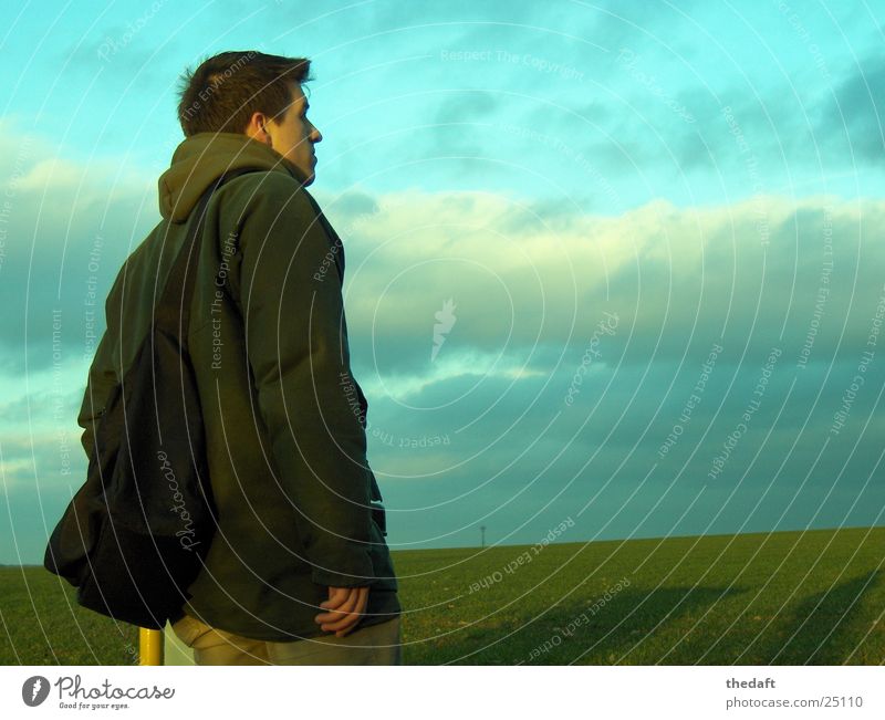 Nachdenklich Mann grün Porträt Wolken Wiese verdunkeln Junger Mann Denken Gras Grünfläche Konzentration Schatten Himmel wandersmann nachdenken an etwas denken