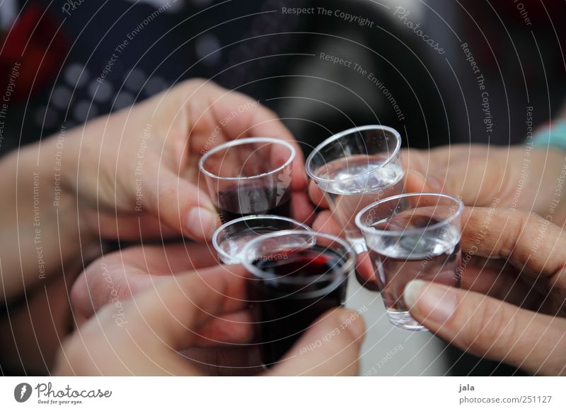 CHAMANSÜLZ | 1400 und darauf einen schnaps! Getränk Alkohol Spirituosen Glas Party Feste & Feiern Hand Finger 5 Mensch lustig Farbfoto Außenaufnahme Tag