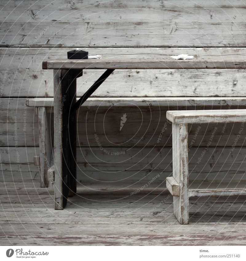 Selbstbedienung Tisch Papier Holz grau schwarz weiß Pause Sitzbank Aschenbecher Taschentuch Hocker Hafencity Sitzgelegenheit Maserung Überzug überzogen parallel