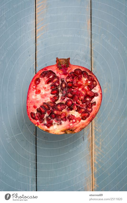 Granatapfel auf blauem Holzgrund Frucht rot Lebensmittel Gesunde Ernährung Foodfotografie Vegetarische Ernährung Diät organisch roh frisch exotisch
