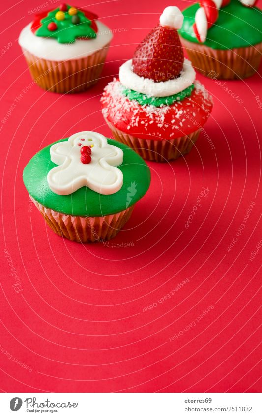 Chirstmas Muffins Kuchen Lebensmittel Frucht Dessert Süßwaren Winter Weihnachten & Advent Hut gut süß grün rot Foodfotografie Bonbon Cupcake Weihnachtsmann