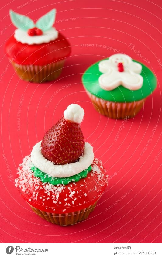Weihnachtskuchen auf rotem Hintergrund Weihnachten & Advent Cupcake Lebensmittel Foodfotografie süß Bonbon Dessert Dekoration & Verzierung Backwaren Zuckerguß