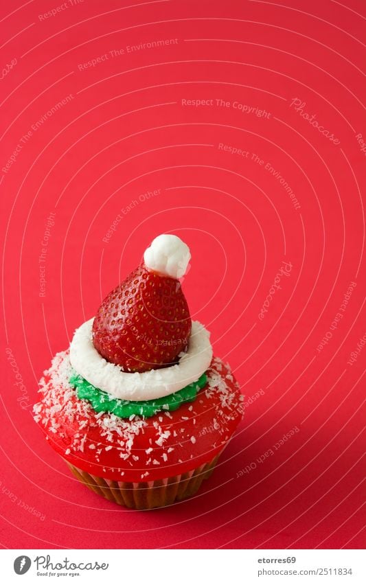 Weihnachtskuchen Lebensmittel Frucht Dessert Bonbon Weihnachten & Advent gut süß grün rot Cupcake Muffin Weihnachtsmann Hut Backwaren geschmackvoll Erdbeeren