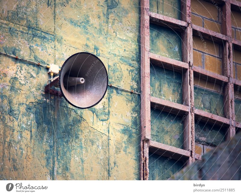 Ansage Industrie Fabrik Bauwerk Fassade Lautsprecher Kommunizieren schreien alt authentisch blau gelb grau Neugier Kontrolle Nostalgie protestieren Überwachung