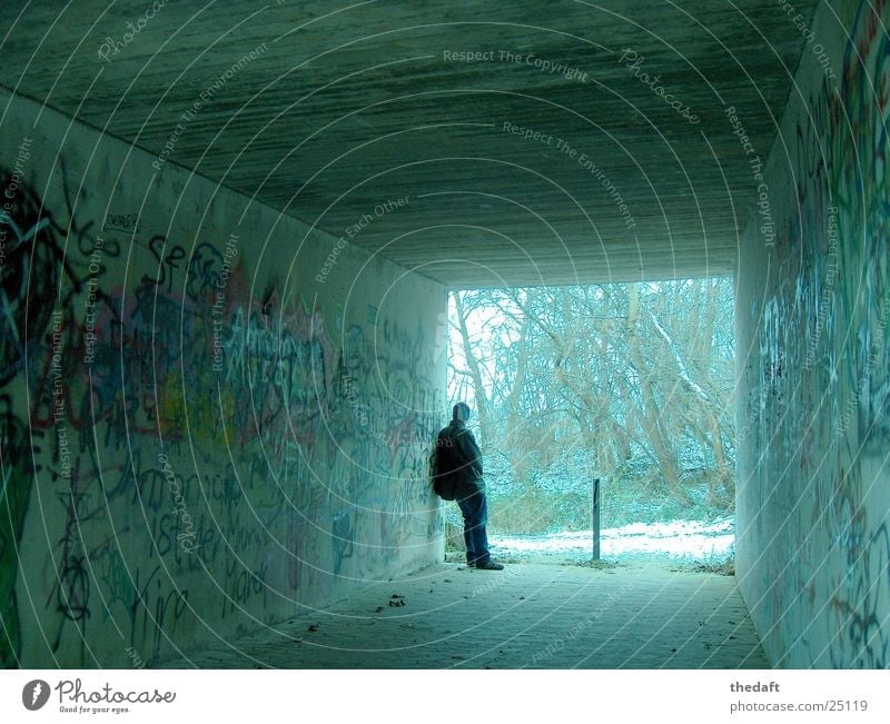 Bedenklich Fußgängerunterführung Einsamkeit Winter maskulin Tunnel zurückziehen Wandmalereien Graffiti Mann Unterführung Schnee Mensch