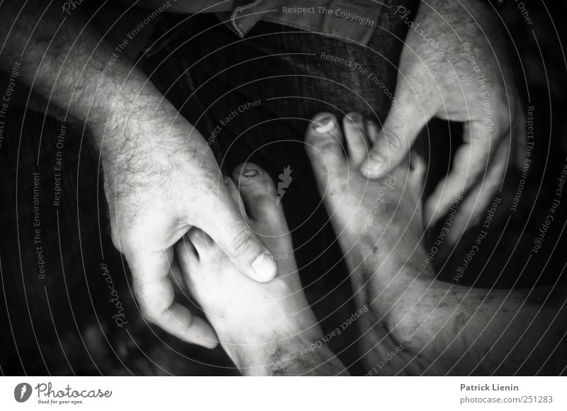 CHAMANSÜLZ | Heilende Hände Mensch Mann Erwachsene Hand Finger Fuß 2 Schwarzweißfoto Kind Kinderfuß festhalten Barfuß untersuchen dreckig Männerhand