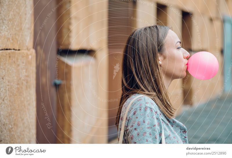 Junges Teenagermädchen, das rosa Kaugummi bläst. Lifestyle Freude Glück schön Gesicht Mensch Frau Erwachsene Jugendliche Mund Lippen Mode brünett Luftballon
