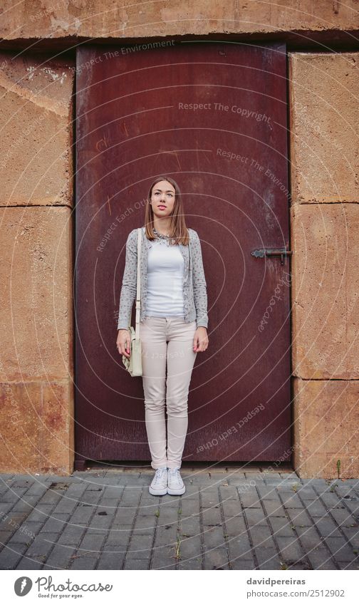 Modeporträt der jungen trendigen Frau im Freien Lifestyle elegant Stil schön Mensch Erwachsene Herbst Straße Bekleidung Jeanshose Jacke brünett Stein stehen