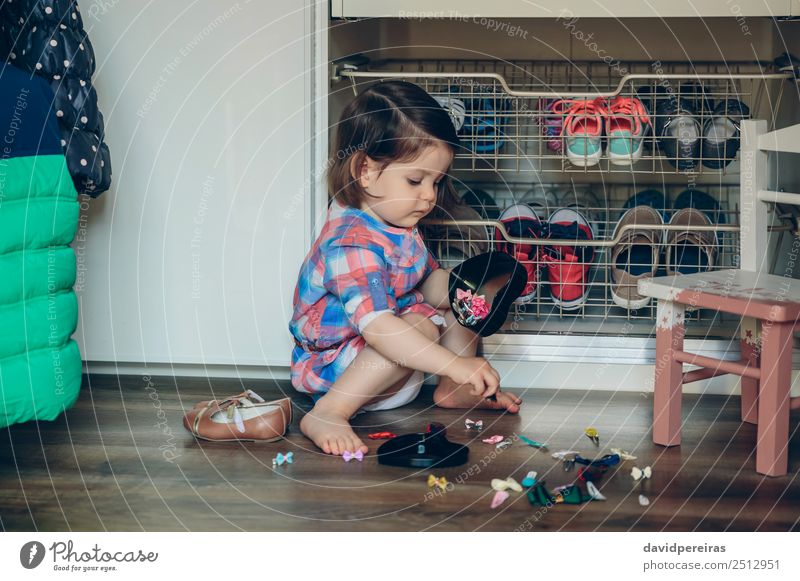 Baby Mädchen spielt mit Haarspangen, die auf dem Boden sitzen. Lifestyle Freude Glück schön Spielen Haus Kind Mensch Frau Erwachsene Kindheit Hand Bekleidung
