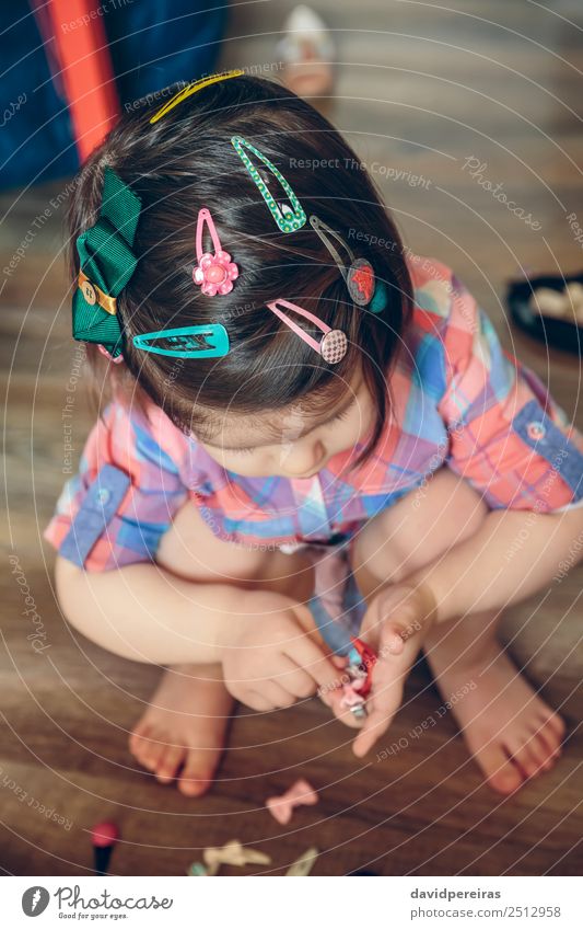 Baby Mädchenkopf mit vielen Haarspangen Lifestyle Freude Glück schön Spielen Haus Kind Mensch Kleinkind Frau Erwachsene Kindheit Hand Blume Mode Bekleidung
