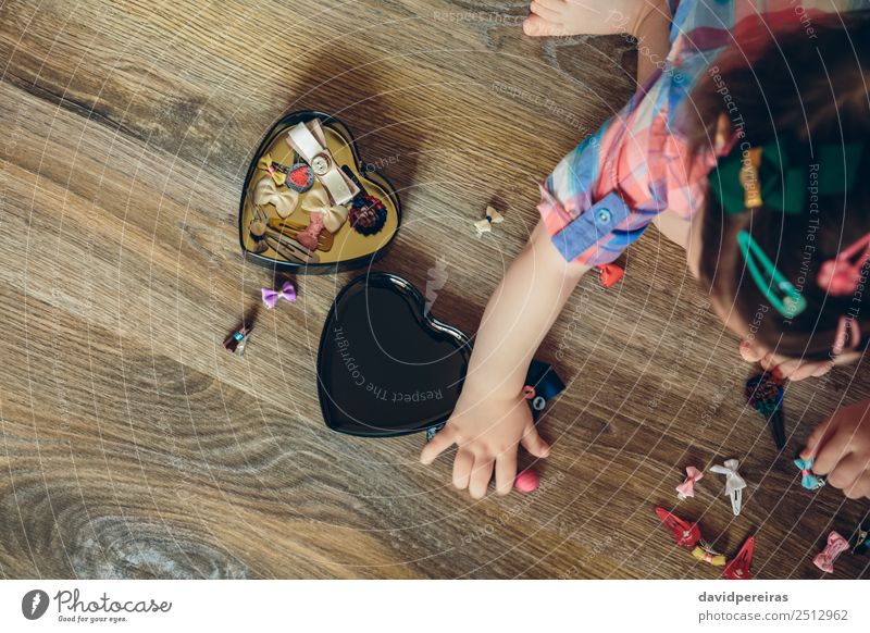 Baby Mädchen spielt mit Haarspangen, die auf dem Boden sitzen. Lifestyle Freude Glück schön Spielen Kind Mensch Frau Erwachsene Kindheit Hand Fluggerät