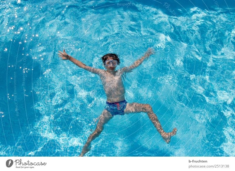 Kind im Schwimmbecken, Vogelperspektive Freude Leben Schwimmbad Ferien & Urlaub & Reisen Schwimmen & Baden tauchen Junge Körper 8-13 Jahre Kindheit Wasser