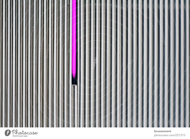Mace Windu Messinstrument leuchten violett Fassade Fassadenverkleidung vertikal Furche Neonlicht Neonlampe Wandverkleidung Farbfoto Außenaufnahme