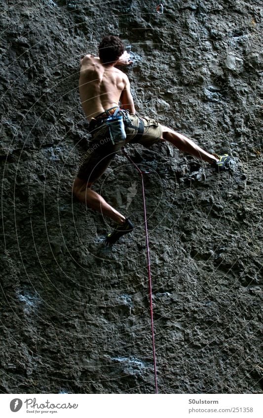 Ankatal 1 Mensch Fitness Freiheit Leistung Klettern sportlich Felsen Bergsteiger Farbfoto Außenaufnahme Tag Licht Schatten Kontrast