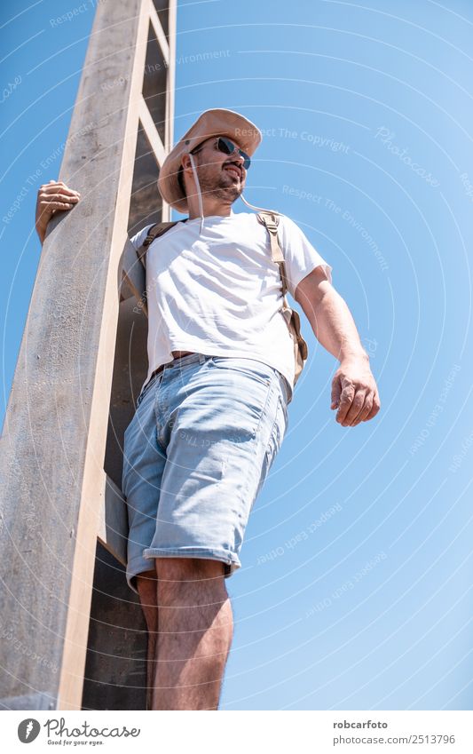 Mann kletterte auf einen Metallturm. Lifestyle Freude Glück Abenteuer Freiheit Sommer Berge u. Gebirge Sport Erfolg Mensch Erwachsene Hand Natur Landschaft