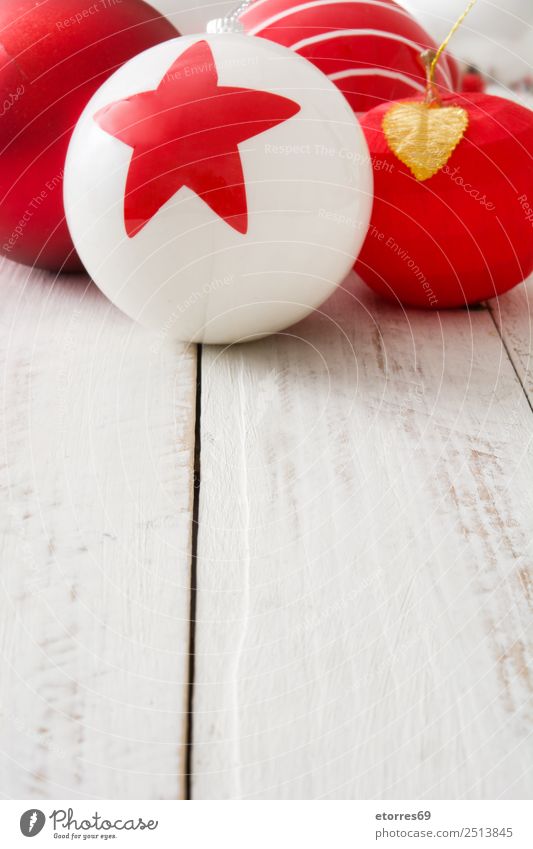 Weihnachtsschmuck Weihnachten & Advent Ornament Kugel rund rot weiß Luftballon Bergfest Jahreszeiten Dekoration & Verzierung Stern (Symbol) Textfreiraum