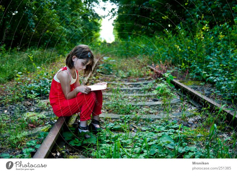 der Weg Mensch Kind Mädchen Kindheit 1 3-8 Jahre 8-13 Jahre Buch lesen Natur Landschaft Erde Sommer Schönes Wetter Baum Gras Sträucher Park Wald Waldenburg Dorf