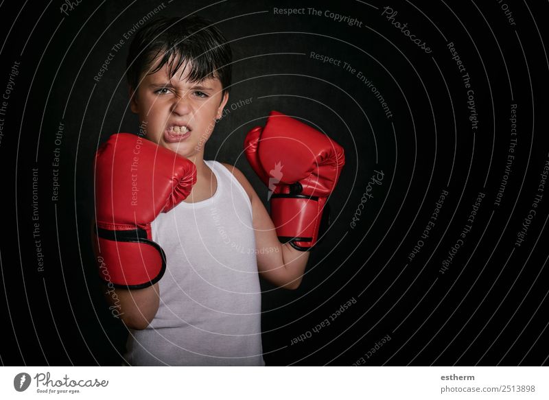 kleiner Junge mit Boxhandschuhen Lifestyle Sport Kampfsport Erfolg Mensch maskulin Kleinkind Kindheit 1 8-13 Jahre Handschuhe Fitness Aggression sportlich