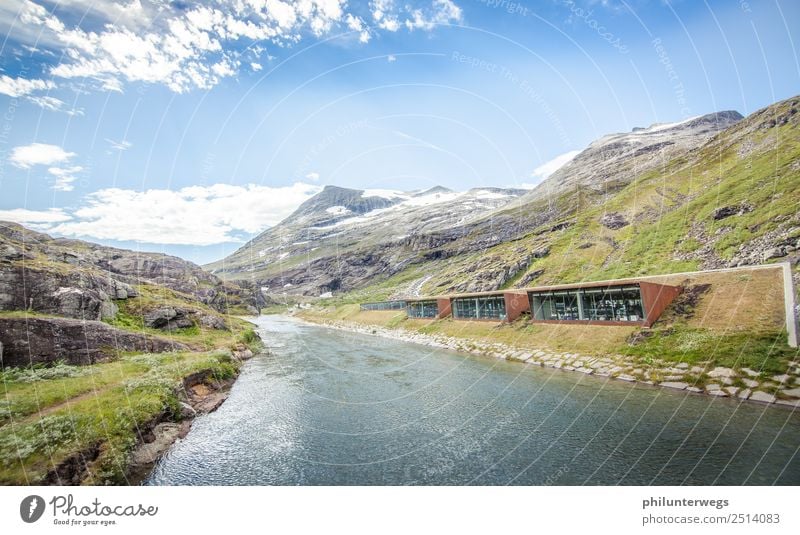 Trollstigen Besucherzentrum am Fluss und Bergen, Norwegen Ferien & Urlaub & Reisen Tourismus Ausflug Abenteuer Ferne Sightseeing Kreuzfahrt Camping Corten Klima