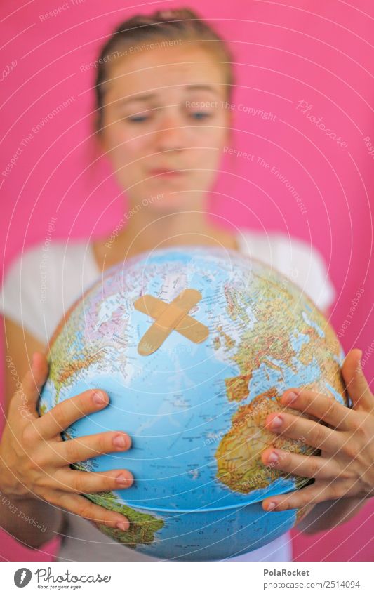 #A2# Frau schaut auf Weltkugel, die angeschlagen und verletzt ist Kunst Kunstwerk ästhetisch Erde Weltall Weltkarte Weltreise Weltausstellung Umwelt