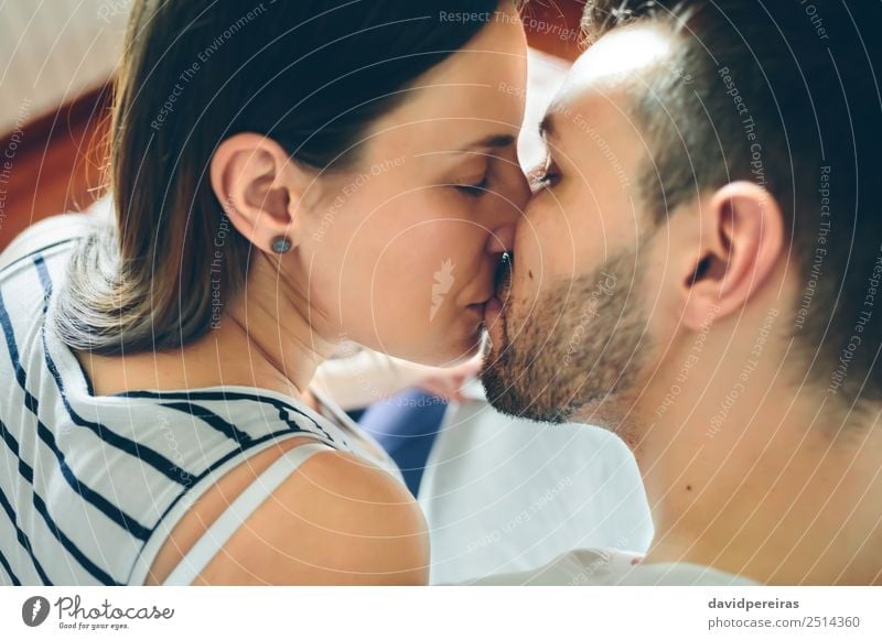 Draufsicht auf das küssende Paar Lifestyle schön Gesicht Mensch Frau Erwachsene Mann Mutter Familie & Verwandtschaft Ohrringe Vollbart Küssen Liebe sitzen