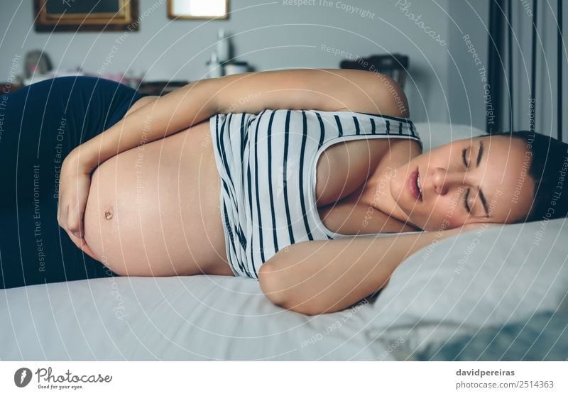 Schwangere Frau schläft im Bett Lifestyle schön Erholung Schlafzimmer Mensch Baby Erwachsene Mutter Familie & Verwandtschaft schlafen authentisch nackt niedlich