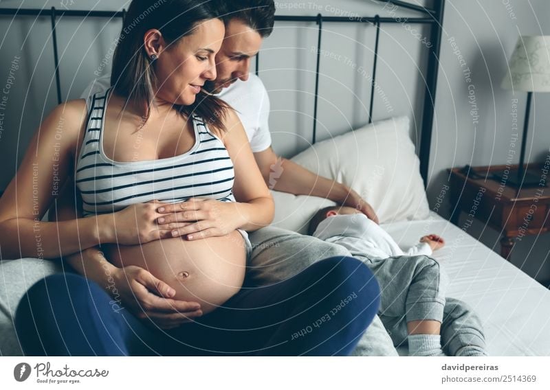 Schwangere Frau mit Ehemann sucht schlafenden Sohn Glück schön Erholung Schlafzimmer Kind Mensch Baby Kleinkind Erwachsene Mann Eltern Mutter Vater