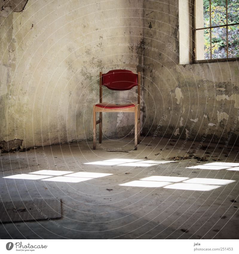 CHAMANSÜLZ | der rote stuhl Stuhl Raum Bauwerk Gebäude Fenster trist grau Farbfoto Innenaufnahme Menschenleer Tag