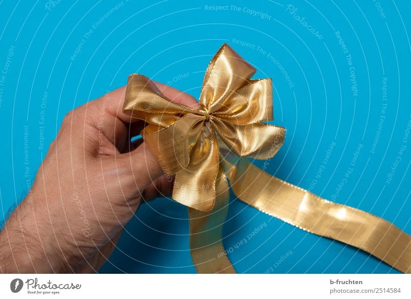goldene Geschenkschleife Party Feste & Feiern Geburtstag Hand Finger Verpackung Schleife gebrauchen festhalten blau Neugier Schlaufe Geschenkband