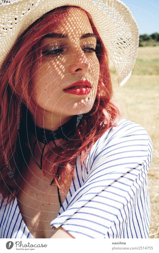 Junge rothaarige Frau, die sich vor der Sonne bedeckt. Lifestyle elegant Stil Design schön Haare & Frisuren Haut Gesicht Wellness Sinnesorgane Erholung Sommer